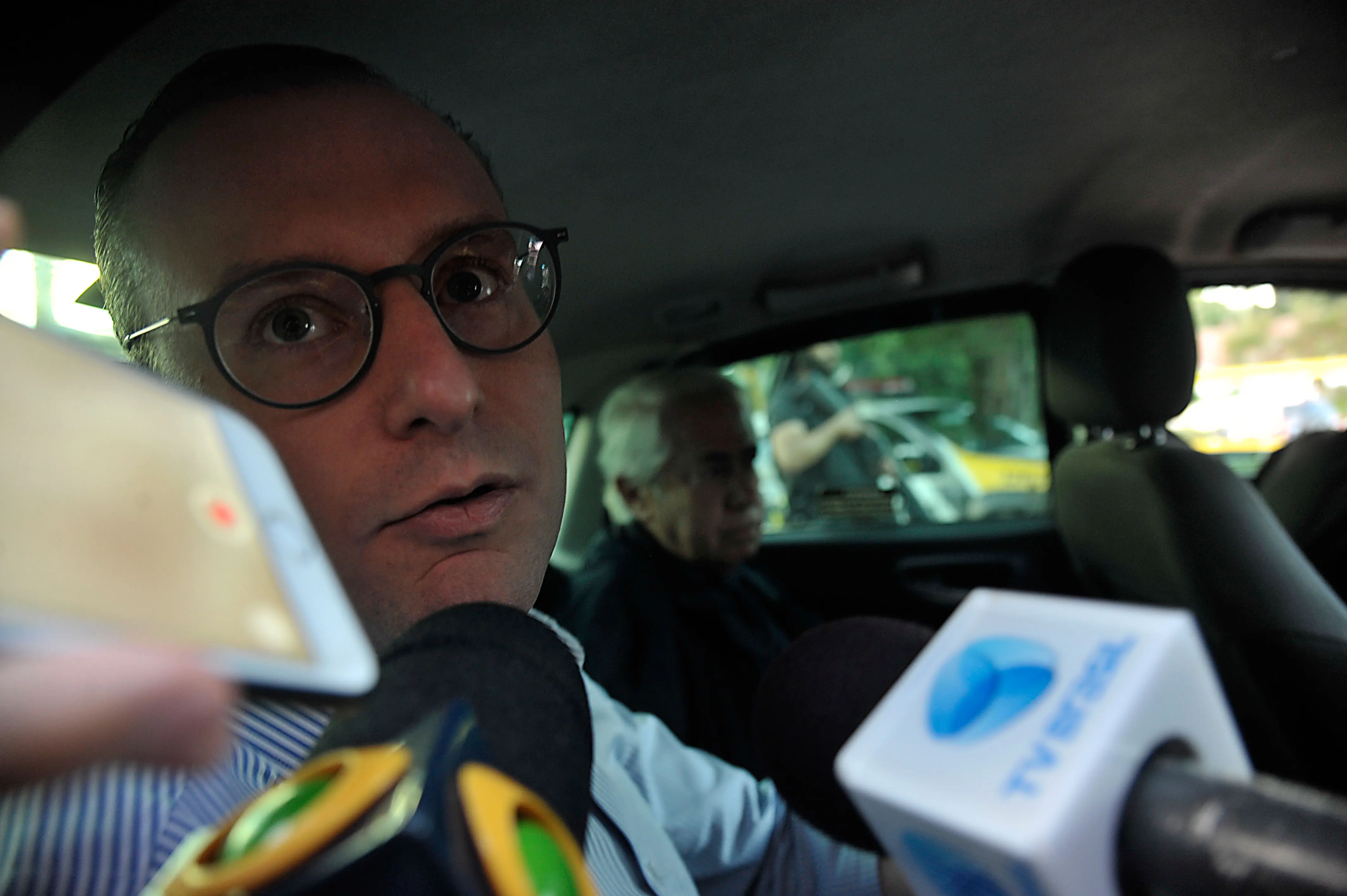 O então advogado, Cristiano Zanin, fala a imprensa após visita ao ex presidente Lula, na Superintendência da Polícia Federal no Paraná.