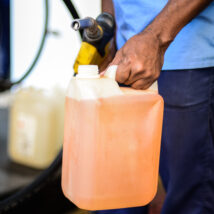 CNPE aumenta mistura de etanol à gasolina de 30% para 32% por 6 meses Medida passa a valer em agosto e pode ser prorrogada pelo mesmo período. Setor vê risco a veículos leves.