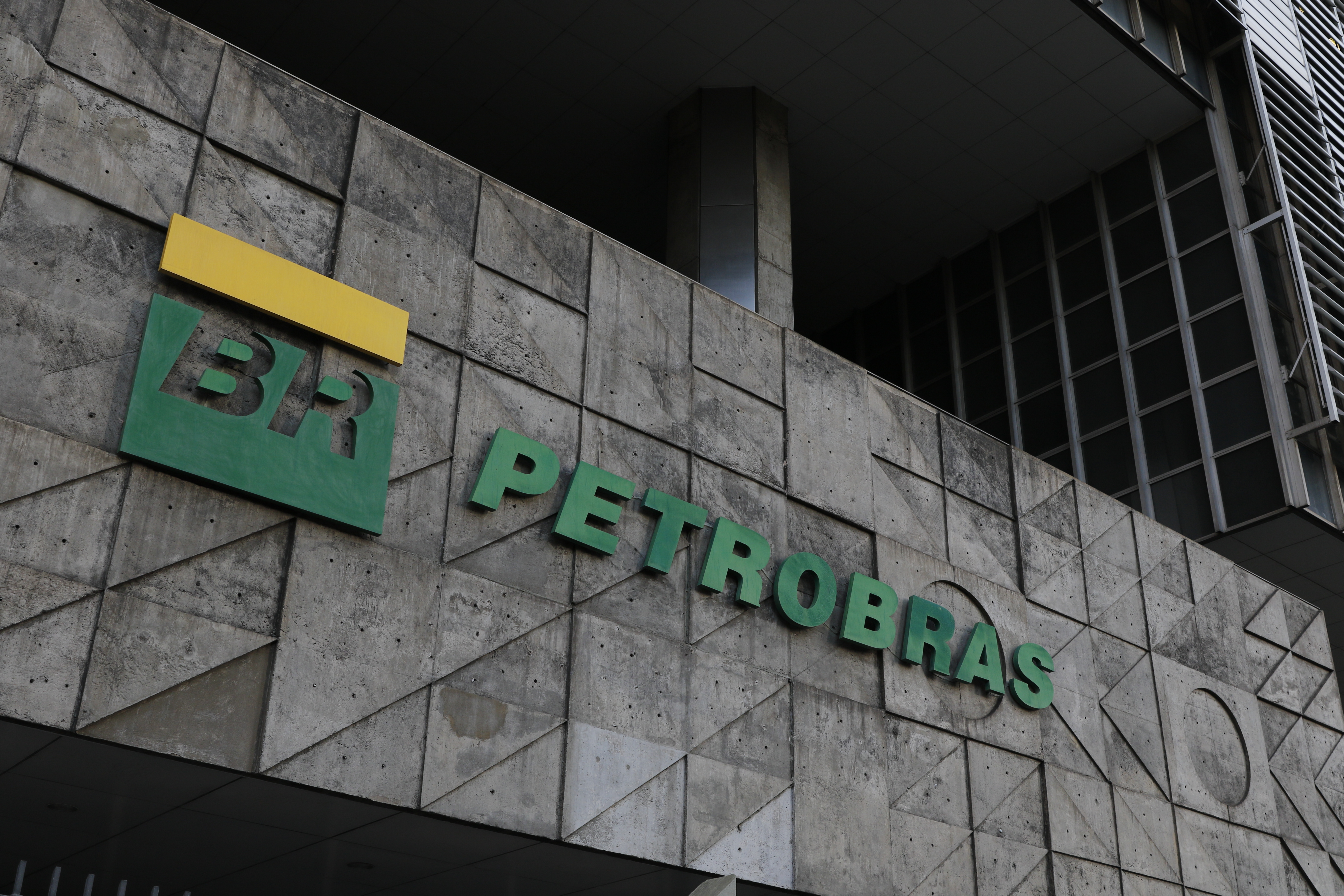 Dirigente da estatal admite influência da decisão americana em iniciativa de reforço jurídico.
