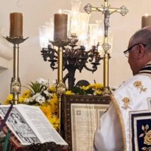 O padre José Edilson de Lima, da Administração Apostólica São João Maria Vianney, celebra missa tridentina na igreja de São Pedro Príncipe dos Apóstolos, no Rio de Janeiro: arquidiocese tem quatro igrejas com celebração no rito antigo autorizada pelo arcebispo. Imagem referente a matéria