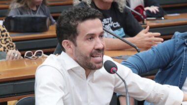 O deputado federal André Janones (Rede-MG) voltou a radicalizar o discurso nas redes sociais Imagem referente a matéria