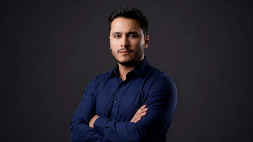 Especialista em recuperação capilar, o tricologista Dr. Felipe Sampaio afirma que identificar os primeiros sinais da alopecia amplia as possibilidades de controlar a progressão da perda de cabelo.