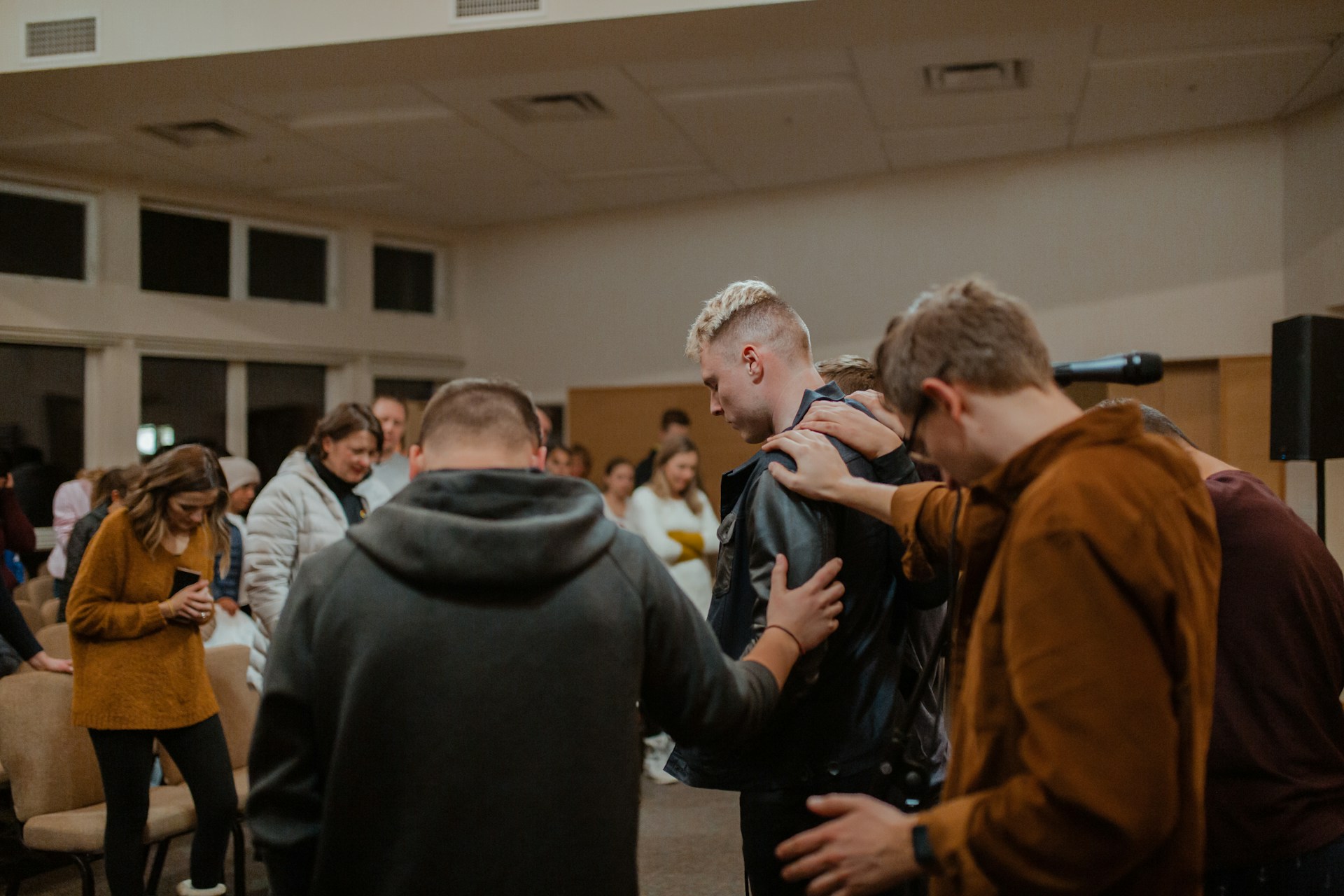 Fé e práticas religiosas aumentam a resistência à dor e fortalecem vínculos sociais