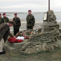 Em 1999, o então príncipe Charles foi às Malvinas e depoitsou flores em memorial de militares mortos na guerra contra a Argentina. Imagem referente a matéria