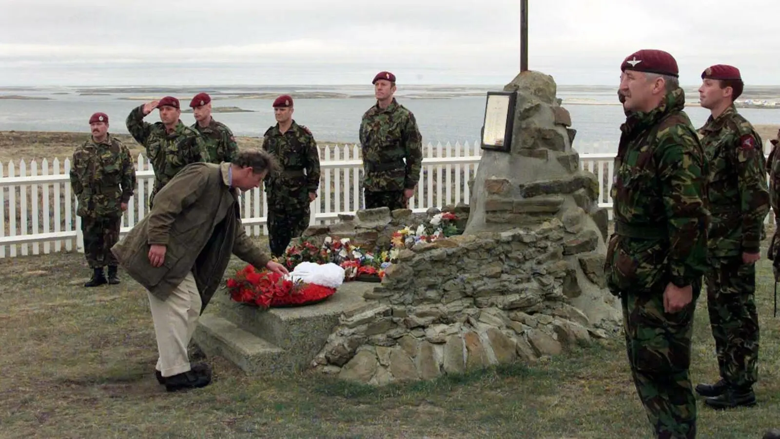 Em 1999, o então príncipe Charles foi às Malvinas e depoitsou flores em memorial de militares mortos na guerra contra a Argentina.