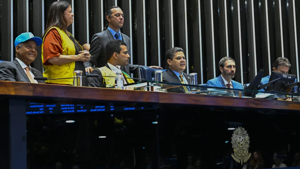 Considerada uma "pauta-bomba", a PEC que cria a aposentadoria especial foi aprovada nesta quarta-feira (14)