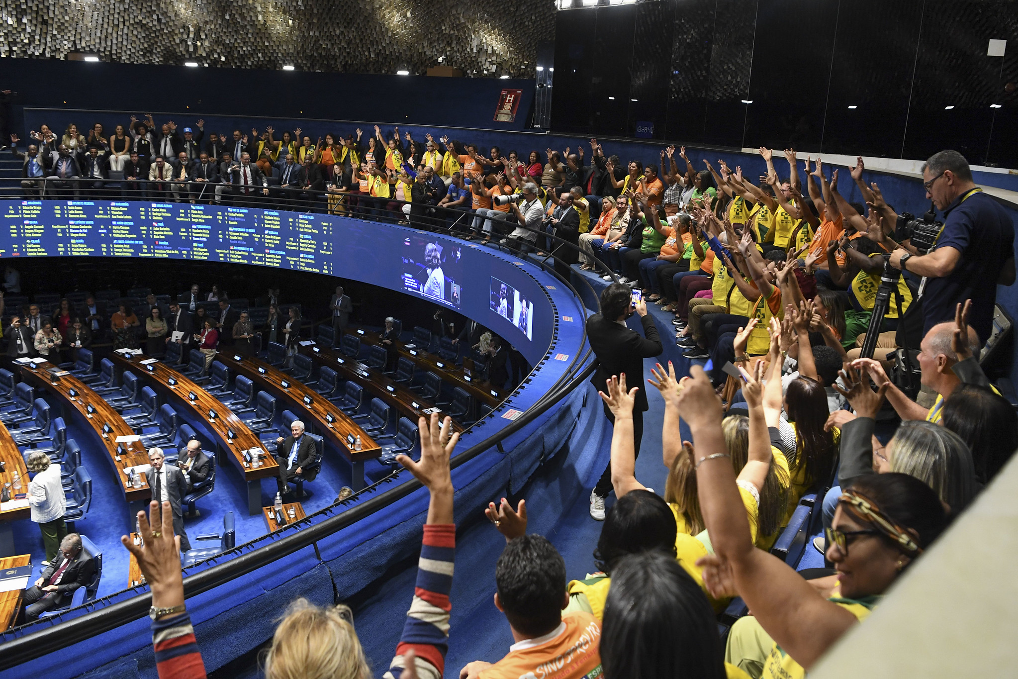 Como votou cada senador na PEC que beneficia agentes de saúde e impõe revés ao governo