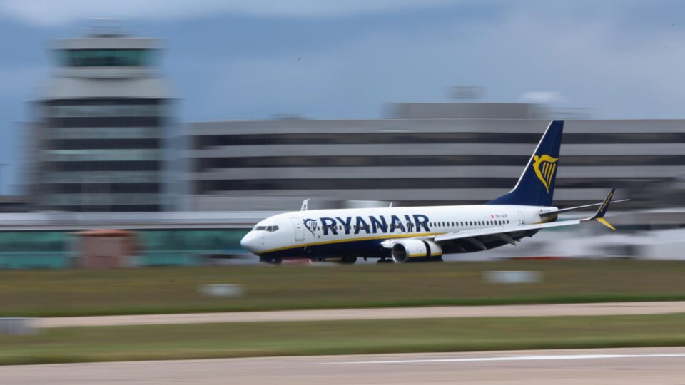 Mulher relata ter segurado pelas pernas marido sugado por janela de avião: “Morremos juntos”