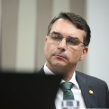 Pesquisa diz que Flávio perdeu intenção de voto entre independentes e até na direita Pesquisa mostra evolução de intenção de voto em Flávio Bolsonaro