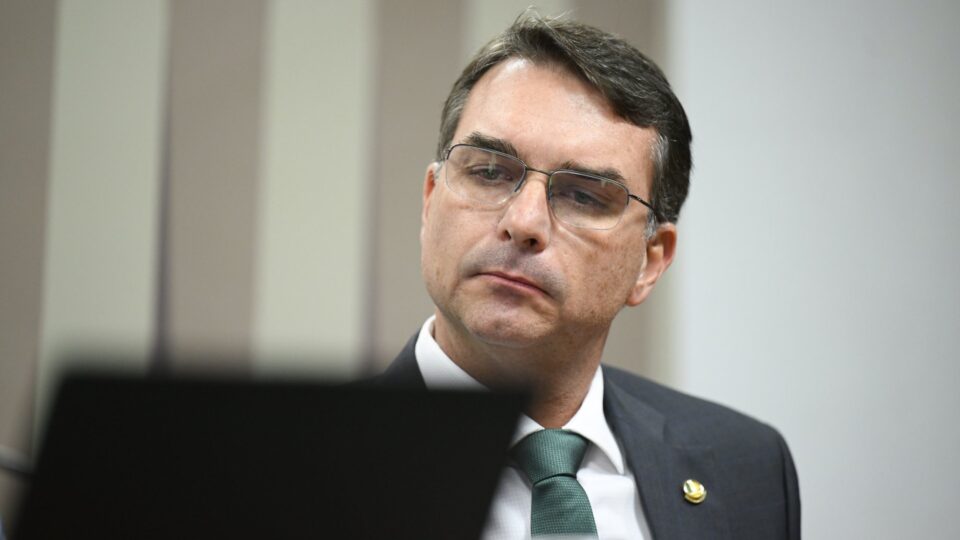 Pesquisa diz que Flávio perdeu intenção de voto entre independentes e até na direita