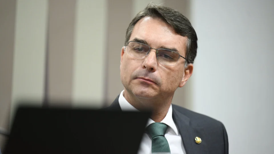 Pesquisa mostra evolução de intenção de voto em Flávio Bolsonaro