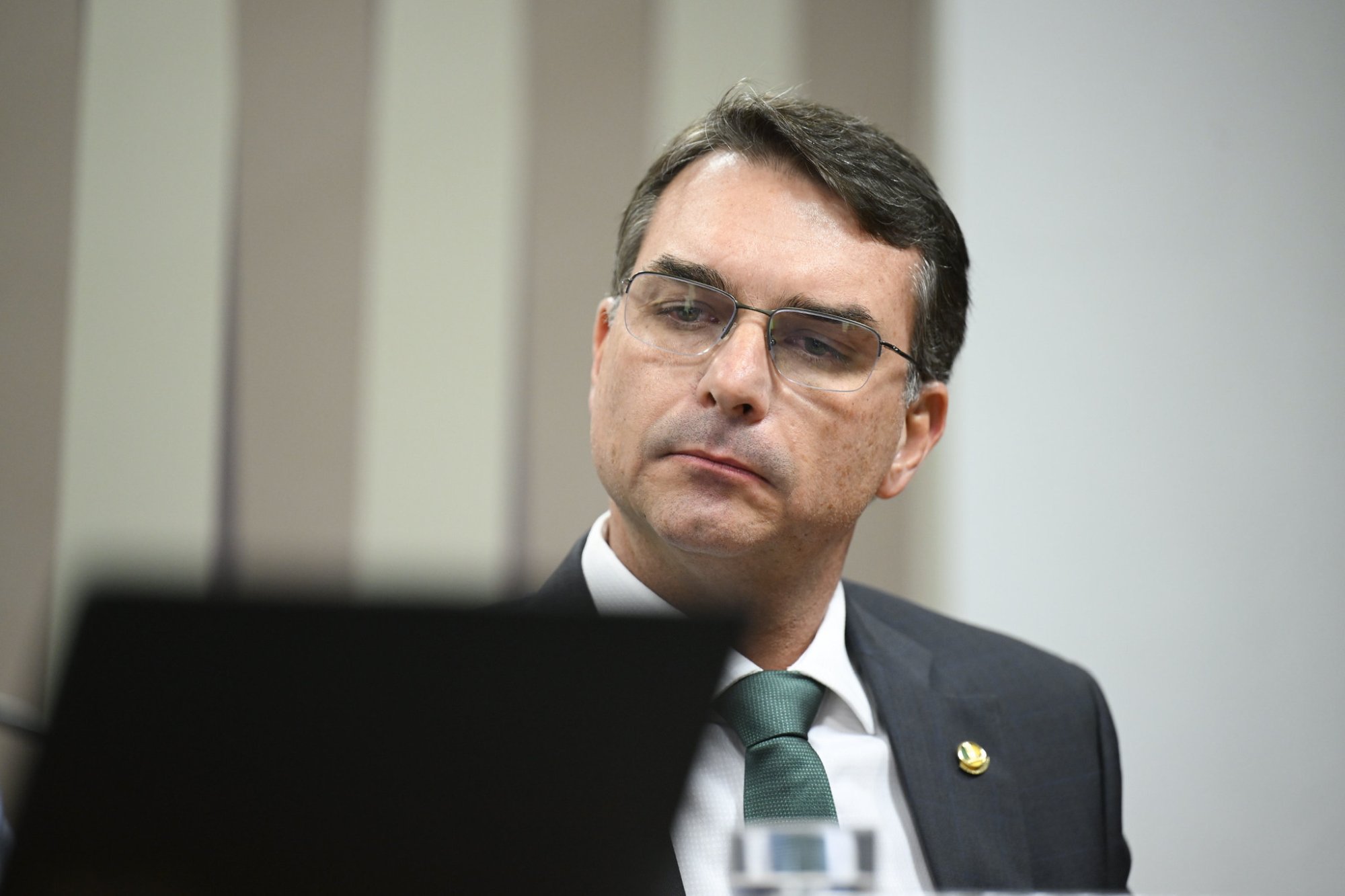 Pesquisa diz que Flávio perdeu intenção de voto entre independentes e até na direita