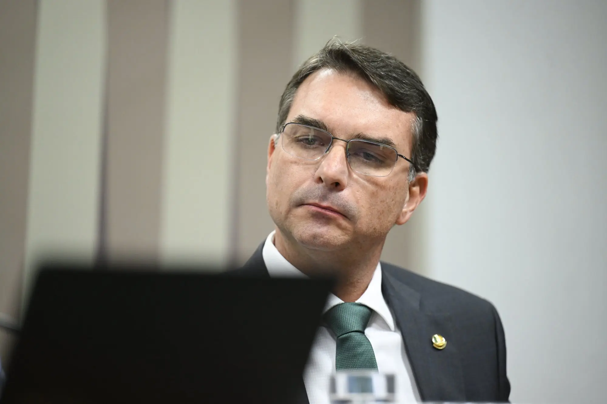Pesquisa mostra evolução de intenção de voto em Flávio Bolsonaro