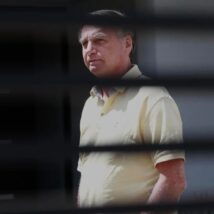 Defesa de Bolsonaro deve explicar hoje possível descumprimento de medidas impostas pelo STF Defesa de Bolsonaro tem até hoje para explicar ao STF possível descumprimento de medidas cautelares.