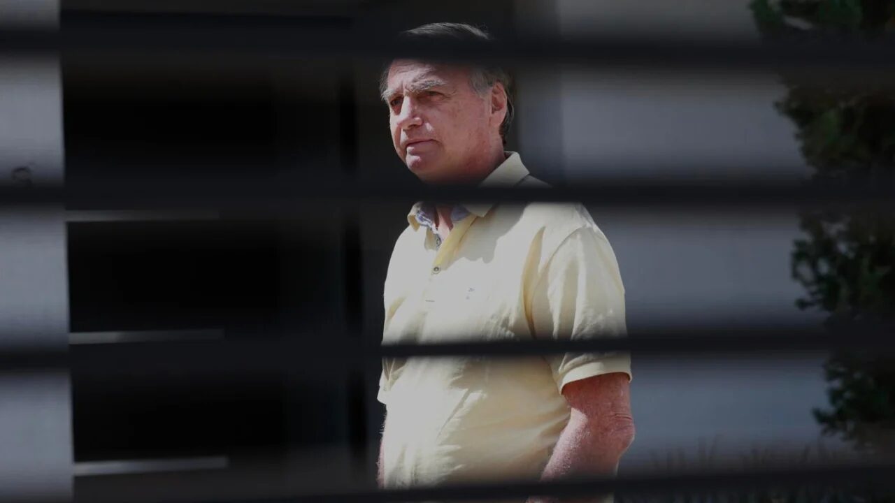 Defesa de Bolsonaro tem até hoje para explicar ao STF possível descumprimento de medidas cautelares.