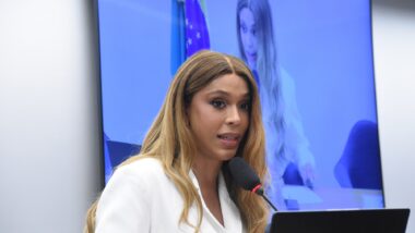Emenda de Erika Hilton no PL da Misoginia busca impedir que argumentos religiosos, científicos ou acadêmicos sejam usados pela defesa em casos de misoginia. Imagem referente a matéria