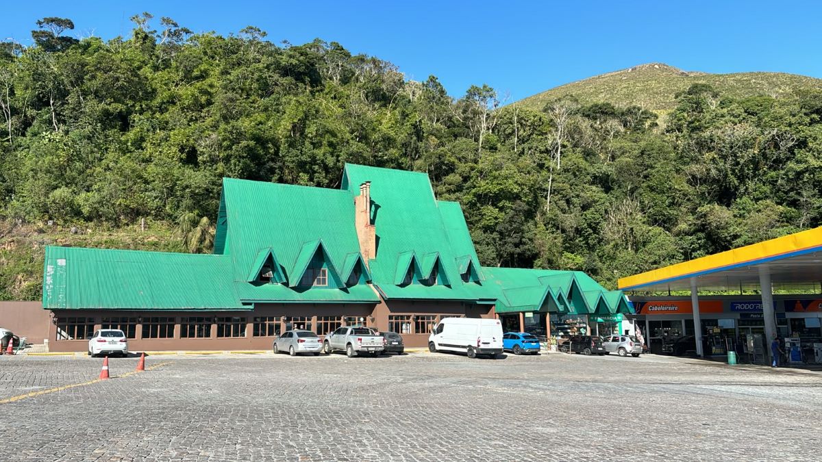 Posto de serviços às margens da BR-116 reúne abastecimento, restaurante e estrutura de apoio para caminhoneiros, turistas e demais viajantes que percorrem a rodovia.