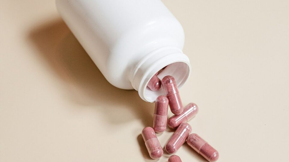 Vitamina B12 e câncer entram no radar de pesquisadores após novos estudos sobre riscos 