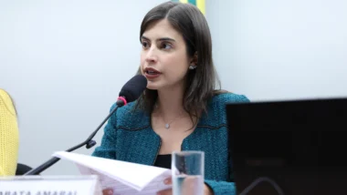 Proposta relatada por Tabata Amaral tem recebido questionamentos sobre criminalização da manifestação de convicções religiosas.
