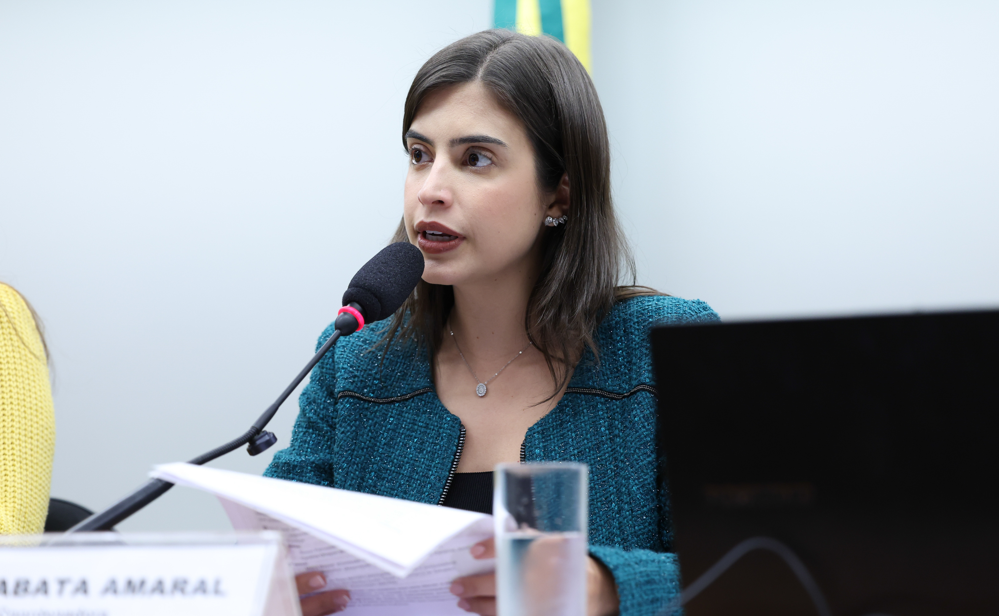 Proposta relatada por Tabata Amaral tem recebido questionamentos sobre criminalização da manifestação de convicções religiosas.