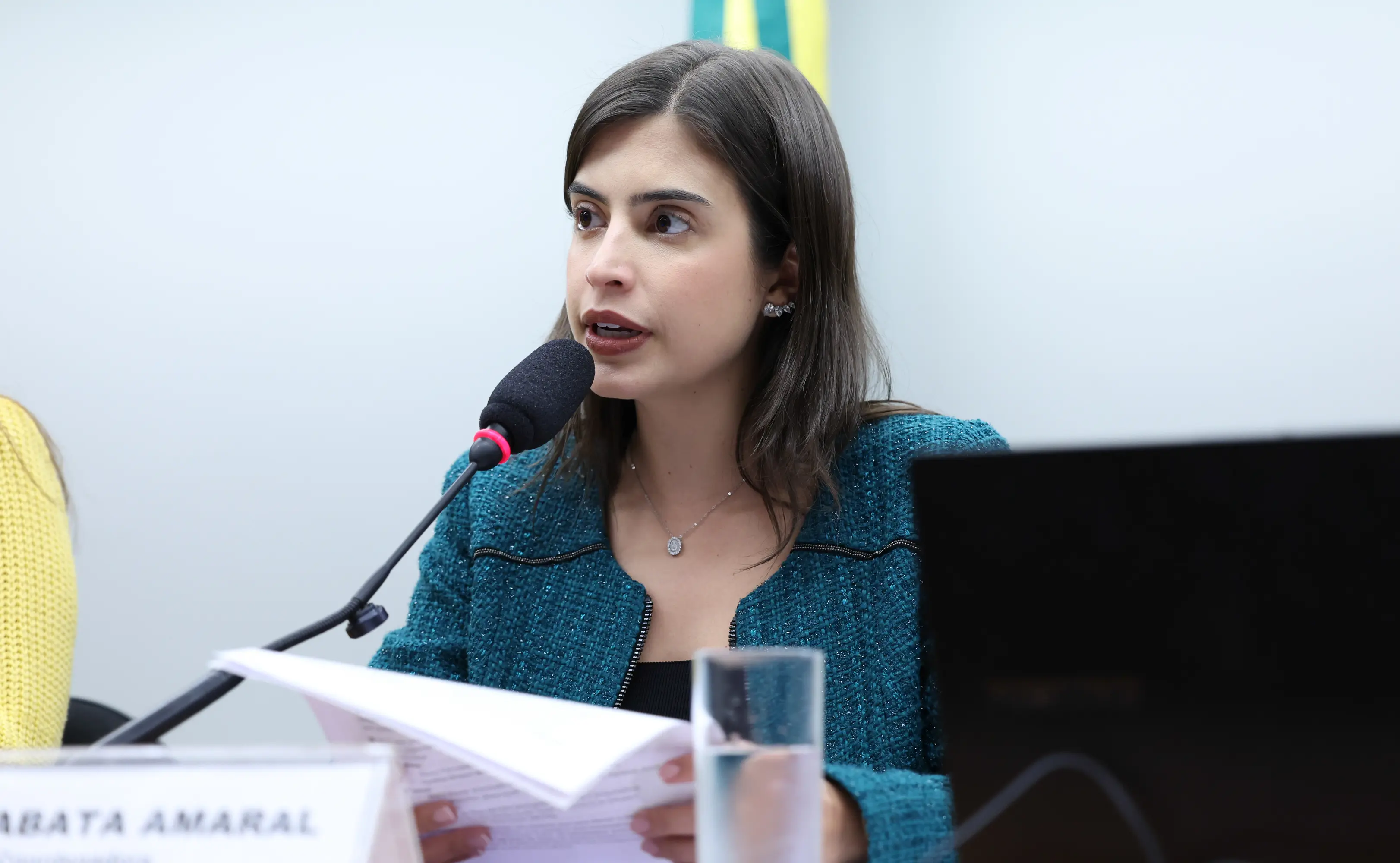 Proposta relatada por Tabata Amaral tem recebido questionamentos sobre criminalização da manifestação de convicções religiosas.