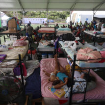 Venezuelanos deslocados pelos terremotos assistem à partida entre França e Espanha na terça-feira (14), em um abrigo em La Guaira Imagem referente a matéria