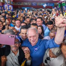 A fórmula Ciro: como a aliança no Ceará redesenha oposição ao PT Ciro se distancia das divergências no PL e foca na campanha ao governo estadual ao lado de políticos da direita, em oposição ao PT.