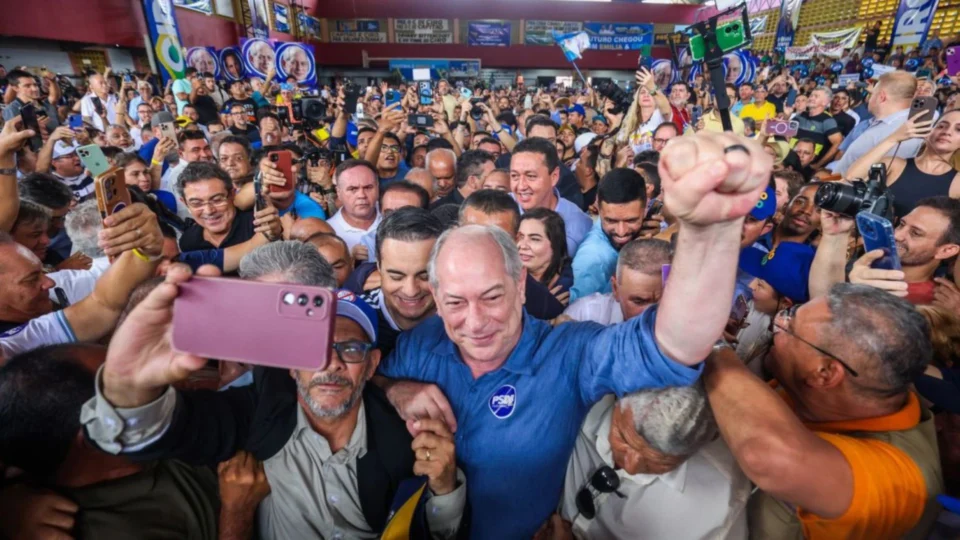 Ciro se distancia das divergências no PL e foca na campanha ao governo estadual ao lado de políticos da direita, em oposição ao PT.