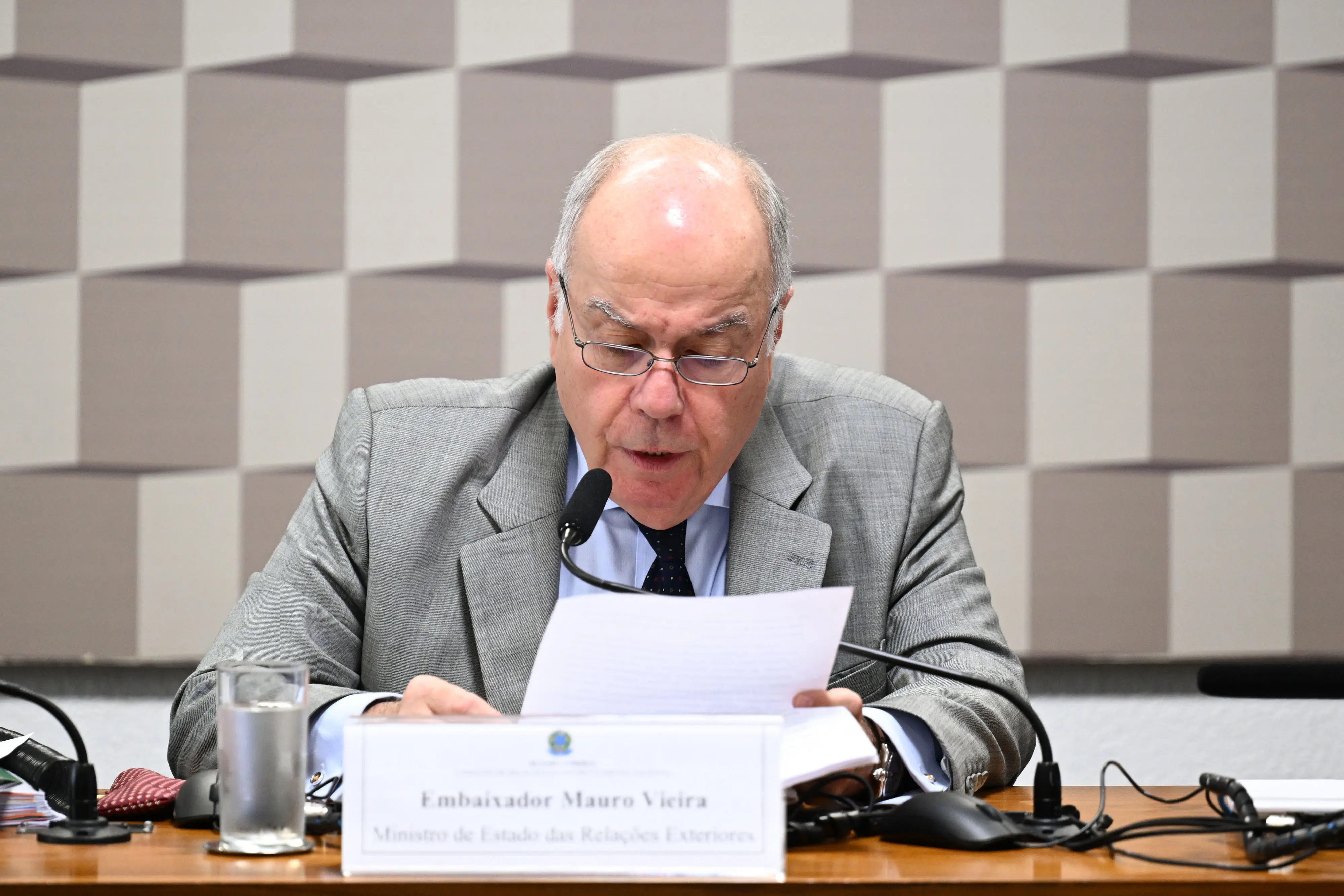 Ministro enviou ofício sugerindo outras datas. Colegiado vê desrespeito e crime de responsabilidade.