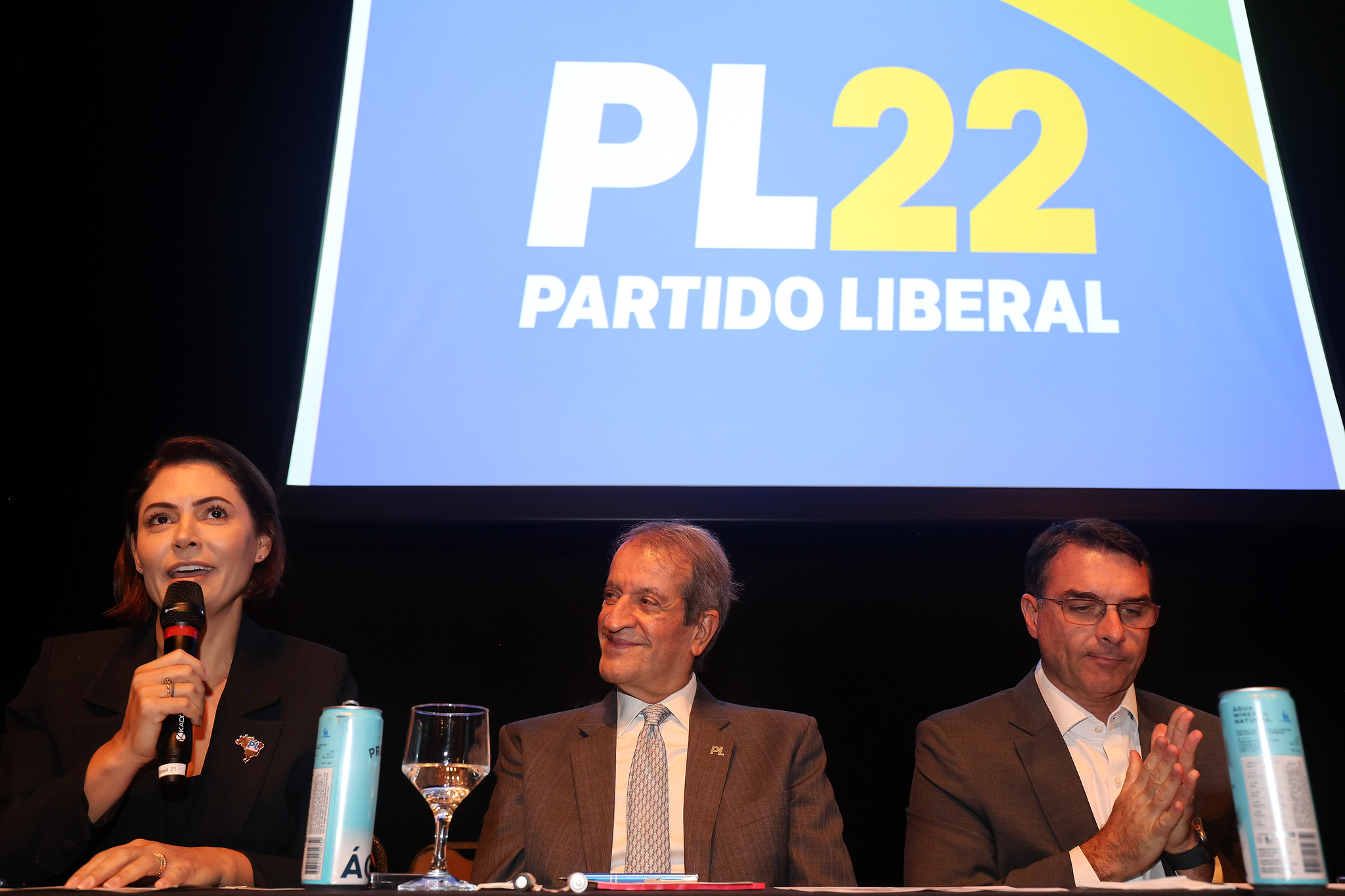 Petistas apoiam críticas públicas de Michelle a Flávio Bolsonaro, aponta pesquisa