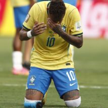 Neymar reza ajoelhado no gramado após a derrota do Brasil para a Noruega na Copa do Mundo. Imagem referente a matéria