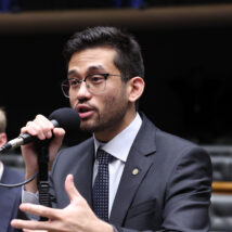 Proposta de Kim Kataguiri busca corrigir distorção que premia fugas com continuidade da contagem do prazo. Imagem referente a matéria
