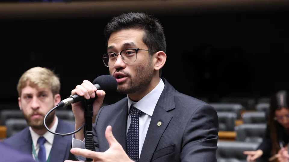 Proposta de Kim Kataguiri busca corrigir distorção que premia fugas com continuidade da contagem do prazo.