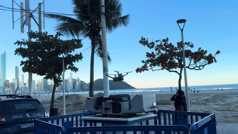 Balneário Camboriú testa drone automatizado para reforçar segurança na orla