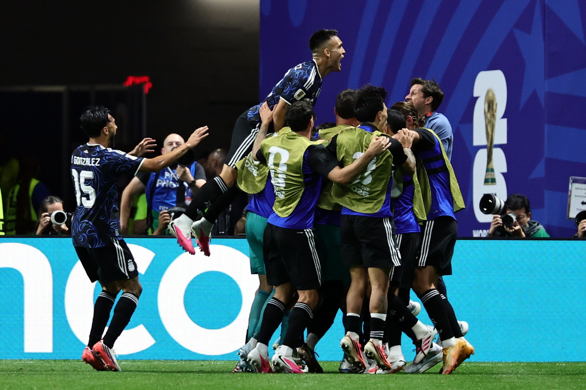 Argentina virou a partida nos acréscimos.
