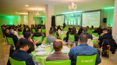 Produtores rurais acompanham apresentação sobre planejamento da safra e linhas de crédito durante encontro voltado ao agronegócio, realizado para orientar o novo ciclo agrícola.