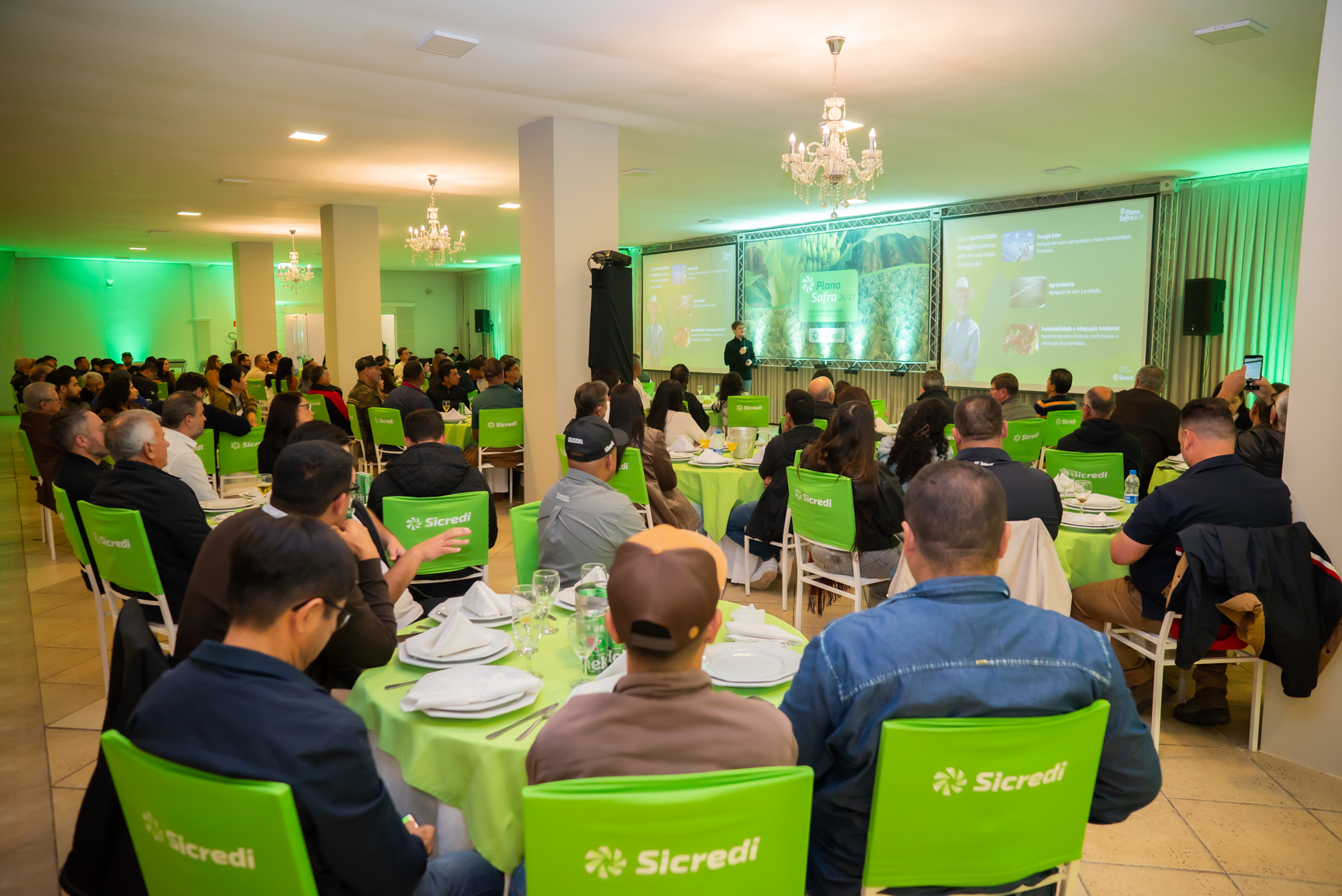 Produtores rurais acompanham apresentação sobre planejamento da safra e linhas de crédito durante encontro voltado ao agronegócio, realizado para orientar o novo ciclo agrícola.