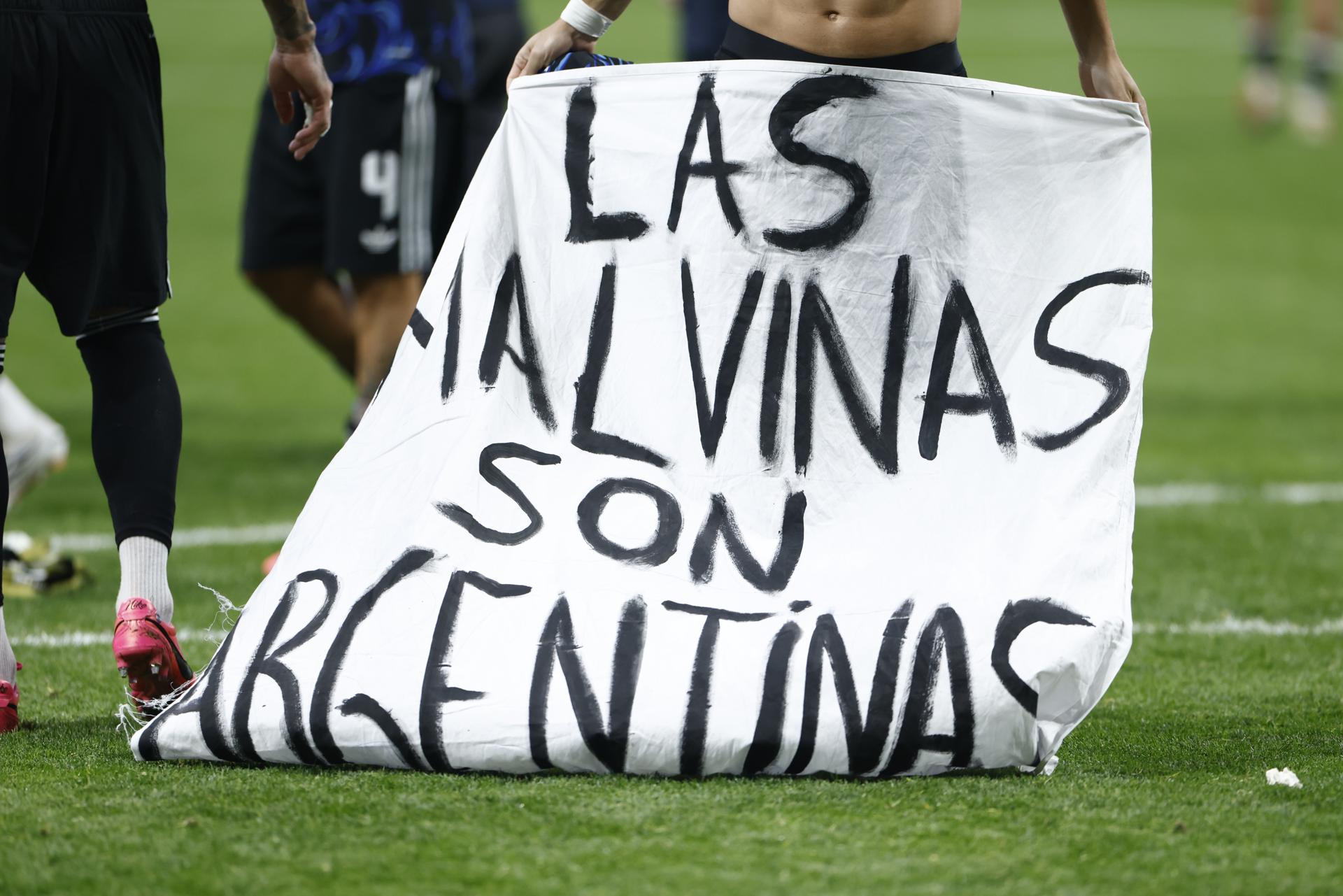 Após vitória, jogadores da Argentina provocam Inglaterra com faixa proibida pela Fifa