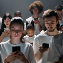 Se razão e fala definem nossa humanidade, a perda das conversas pode nos emburrecer e nos tornar menos humanos. Imagem referente a matéria