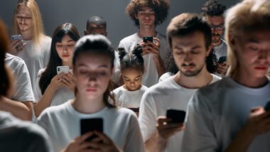 Se razão e fala definem nossa humanidade, a perda das conversas pode nos emburrecer e nos tornar menos humanos. Imagem referente a matéria