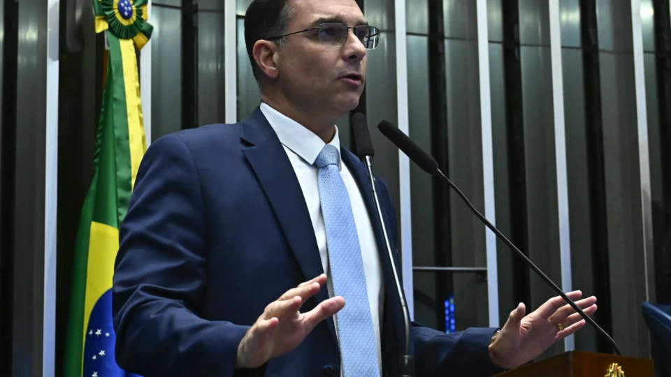 Para o senador Flávio Bolsonaro, os ministros tentam criar precedentes para que a Primeira Turma do STF assuma decisões que caberiam exclusivamente ao TSE