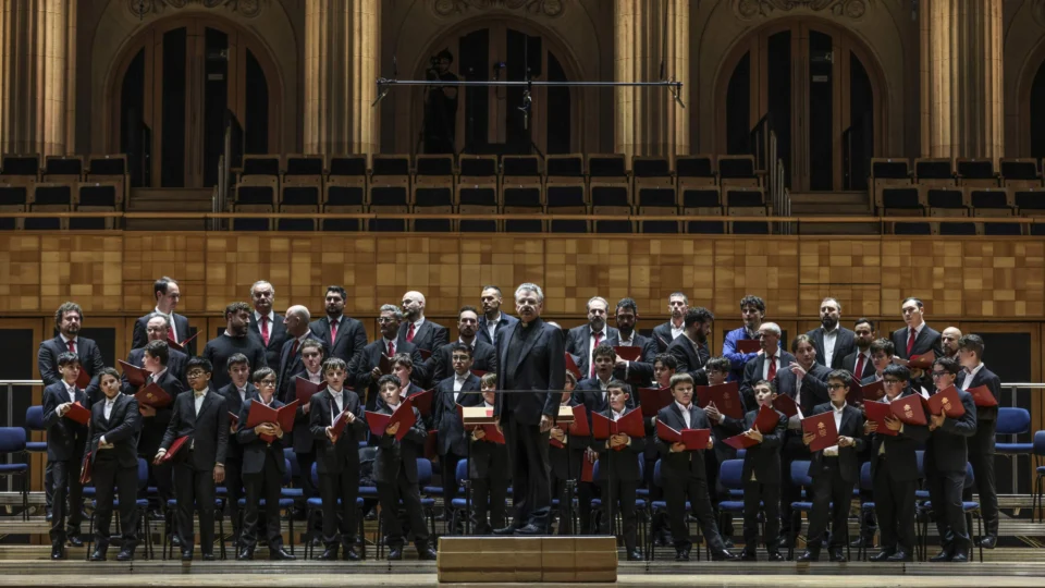 Monsenhor Marcos Pavan rege o coro da Cappella Musicale Pontificia "Sistina" durante ensaio na Sala São Paulo.