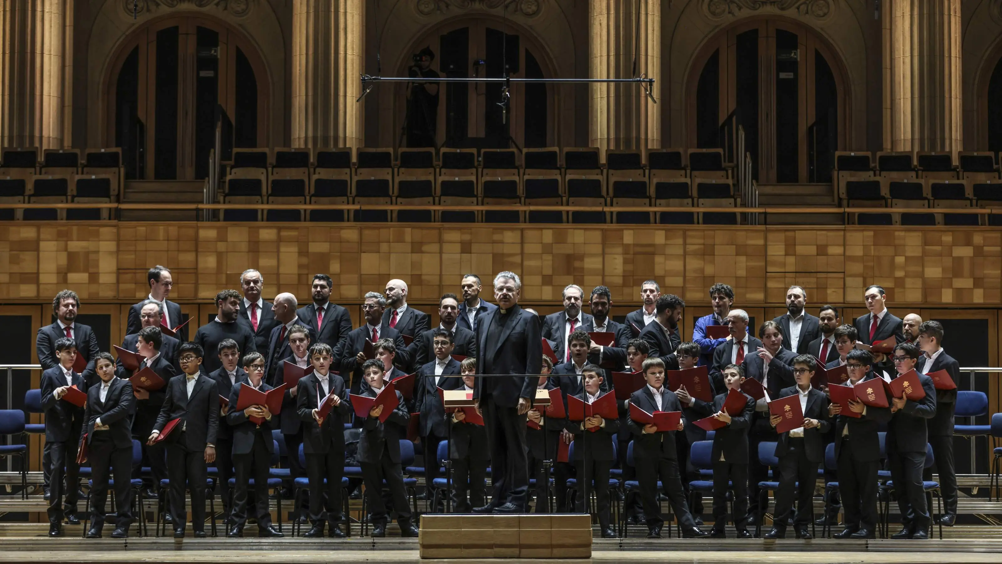 Monsenhor Marcos Pavan rege o coro da Cappella Musicale Pontificia "Sistina" durante ensaio na Sala São Paulo.