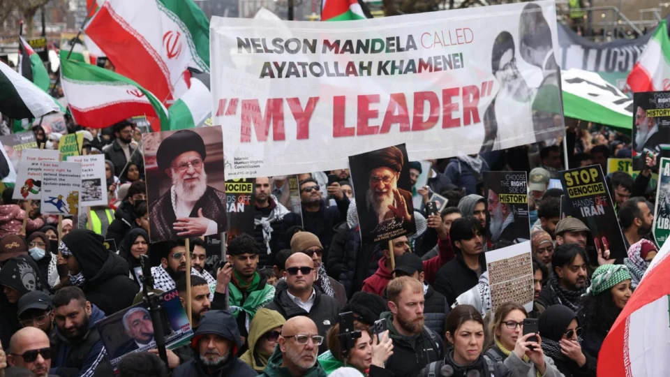 Maniestantes pró-Palestina em Londres exibem imagem do aiatolá Khamenei: radicalismo bem abastecido de dinheiro.