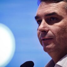 Flávio compartilha postagem de Rubio sobre tarifaço e diz que Brasil está em “avião sem piloto” Flávio Bolsonaro reage à tarifa americana de 25% e atribuiu a Lula a responsabilidade pela crise diplomática com os EUA.