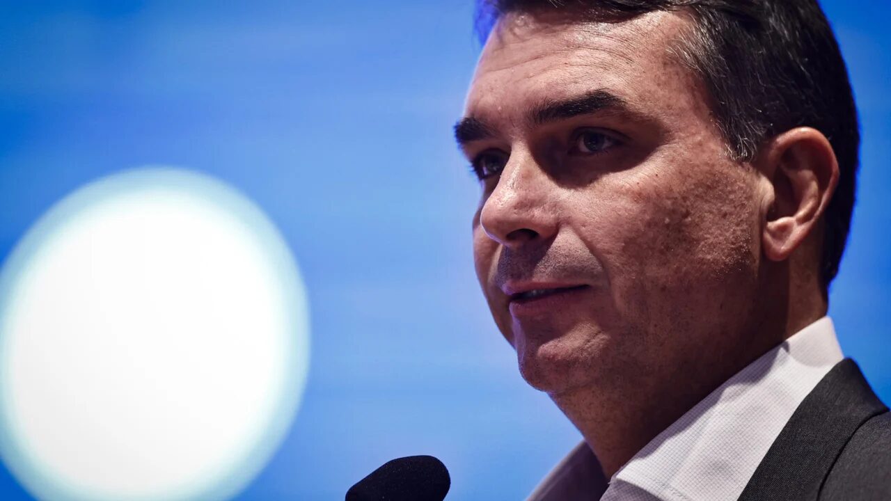 Flávio compartilha postagem de Rubio sobre tarifaço e diz que Brasil está em “avião sem piloto”