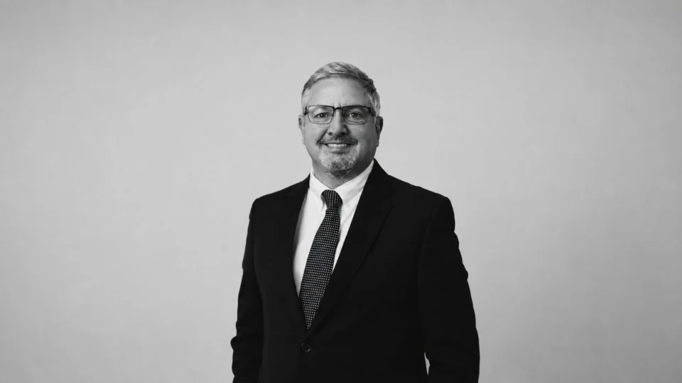 Claudio Marcelo Baiak, advogado e sócio do CMBaiak Advogados Associados, explica como a cobrança preventiva e a atuação jurídica especializada contribuem para reduzir a inadimplência e preservar a saúde financeira dos condomínios.