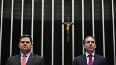 Presidentes da Câmara e do Senado terão pautas convergentes para acelerar a tramitação.
A homenagem marca uma trajetória de conquistas e reafirma o papel essencial do Parlamento na construção de um Brasil mais justo, participativo e soberano.
A Câmara dos Deputados foi criada pela primeira Constituição brasileira, em 1824. Imposta pelo imperador D. Pedro I, a Constituição do Império instituiu a Assembleia Geral Legislativa, composta pela Câmara dos Deputados — com 102 integrantes escolhidos em eleições indiretas — e pela Câmara dos Senadores, formada por 50 membros vitalícios, oriundos da nobreza, da magistratura e do clero.
Execução do Hino Nacional.
(E/D):
presidente do Senado Federal, senador Davi Alcolumbre (União-AP);
presidente da Câmara dos Deputados, deputado Hugo Motta (Republicanos-PB).
Foto: Saulo Cruz/Agência Senado Imagem referente a matéria