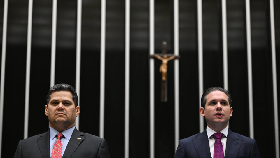 Acordo entre Alcolumbre e Motta pode acelerar fim da escala 6x1 antes das eleições