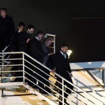Lula chegando à sede da Superintendência da Polícia Federal em 7 de abril de 2018. Imagem referente a matéria